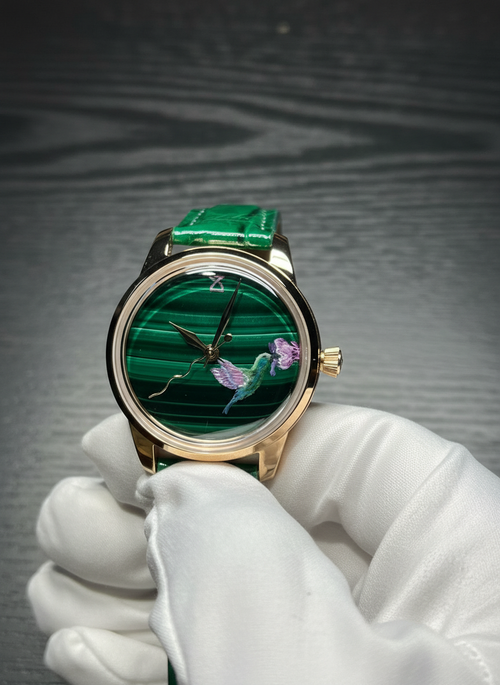 Verbeterde kolibrie foto met donker eiken